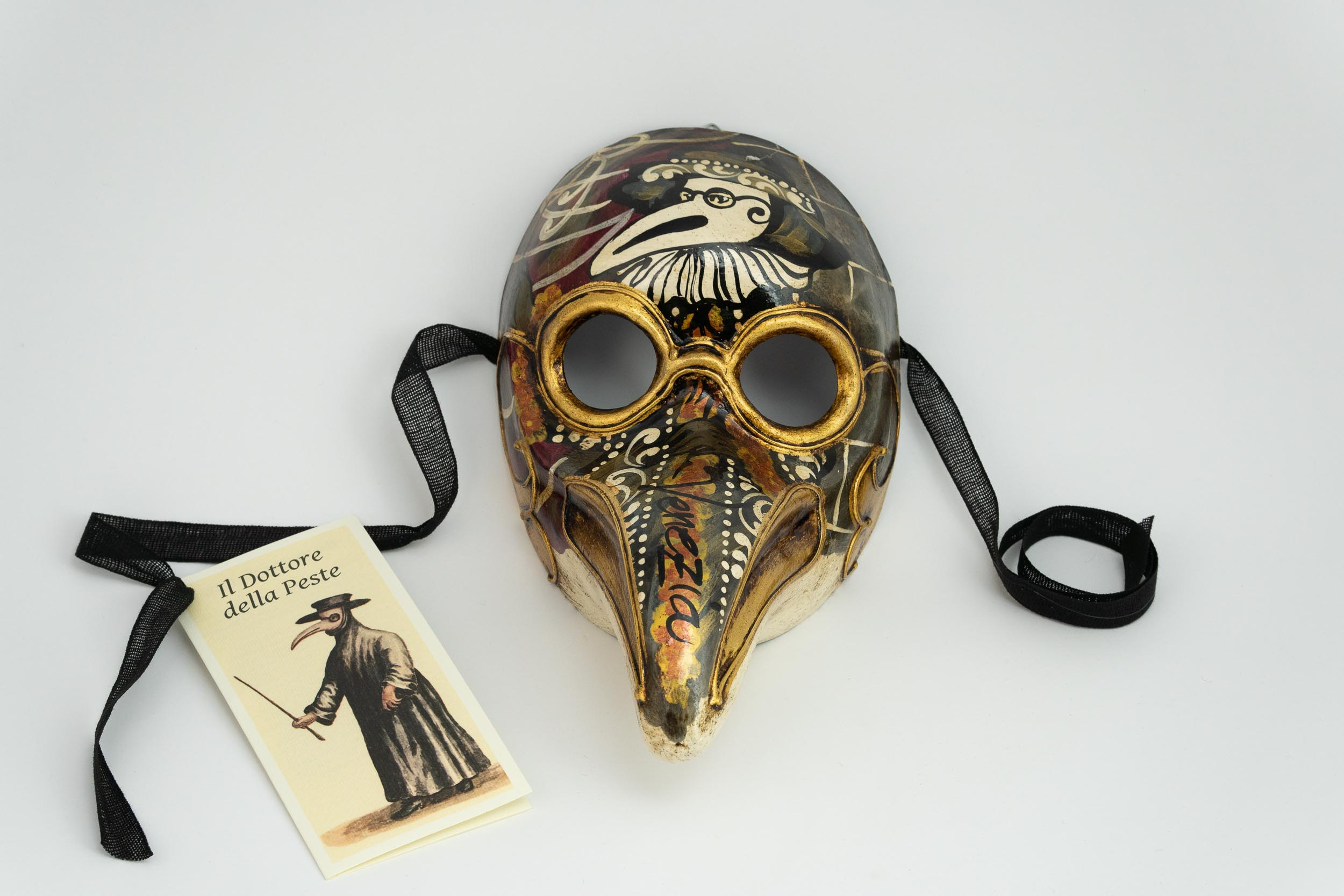 Learn how to decorate your own masquerade mask in a Ca' Macana course for  families and groups